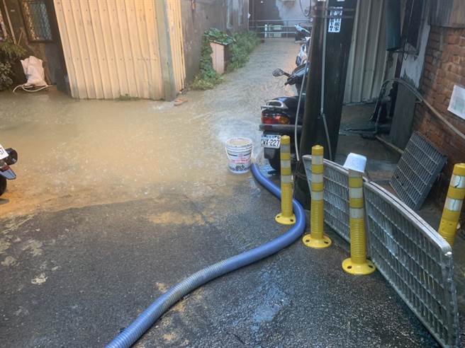 大雨不断，台中市民专线接获49件灾情通报，乌日地区传出水淹20户民宅。（台中市府提供／卢金足台中传真）