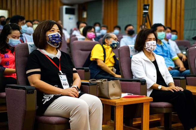 东京奥运男单夺铜的林昀儒，他的母亲陈贵玲（左一）壮围国中校长8年任期届满退休。（李忠一摄）