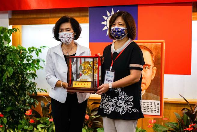 宜兰县长林姿妙（左）讚誉陈贵玲（右）是教育的典范，林昀儒还成为宜兰县的荣耀，是大家心目中的金牌得主。（李忠一摄）