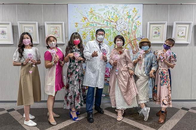 6位女性艺术家在中医大新竹附医艺廊做「「永远少女心」特展，院长陈自谅（中）相信病患和家属在观赏后可以得到心灵的慰藉。（罗浚滨摄）