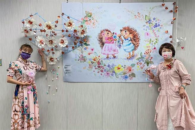 艺术家施雪红（右）的画作「臻爱」，结合艺术家林千棉（左）的创作的装置艺术，能唤起观赏者少时纯真的内心感动。（罗浚滨摄