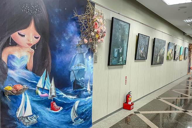 6位女性艺术家在中医大新竹附医艺廊做「永远少女心」特展，表达创作者的艺术理念也很疗癒。（罗浚滨摄）