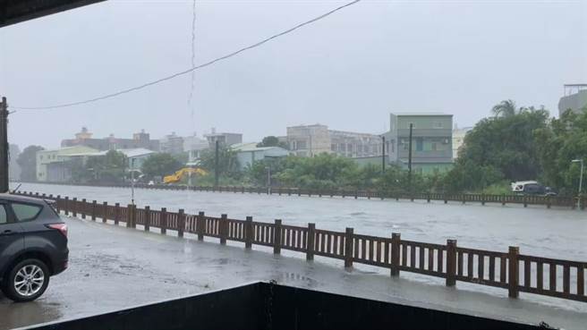 嘉义市强降雨超标，中央大排下埤段溢流至路面积水。（读者提供）