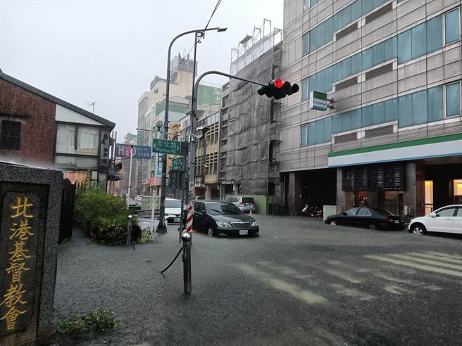 北港市区多处淹水，水已经淹半个轮胎高。（翻摄自 北港在地生活FB）