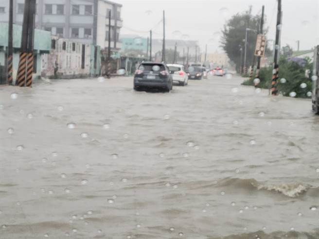 北港万友纸厂淹水，车子在水中急行。（翻摄自 北港在地生活）
