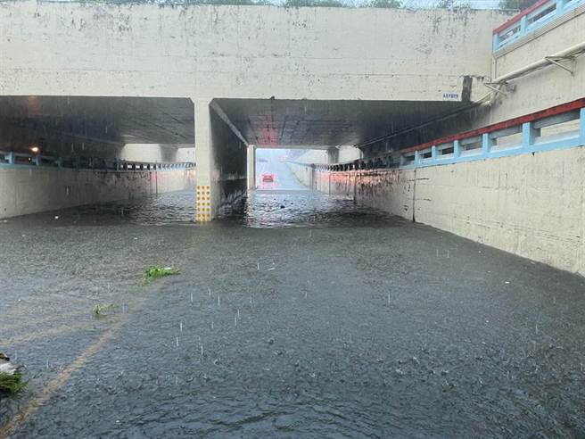嘉义市兴业路地下道积水，管制通行。（读者提供）
