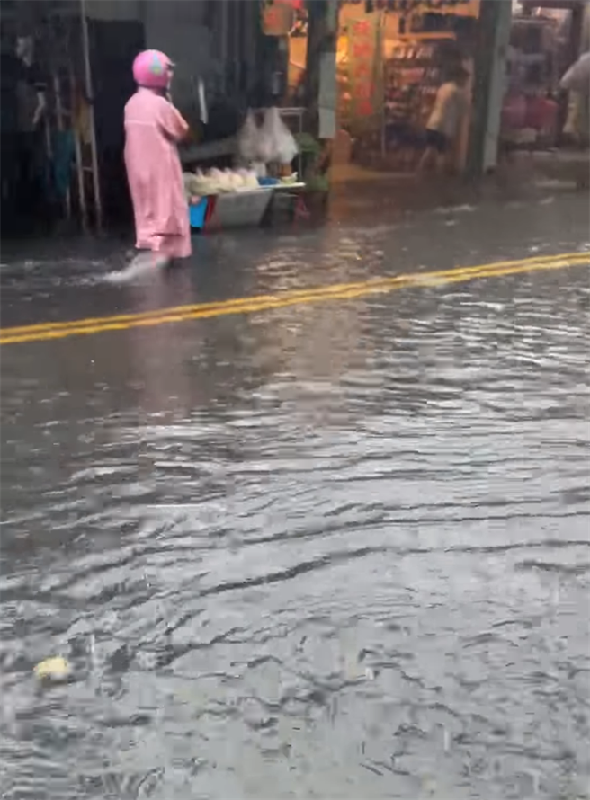 文昌路淹到脚踝，民眾角泡在水里前进。（翻摄自北港在地生活）