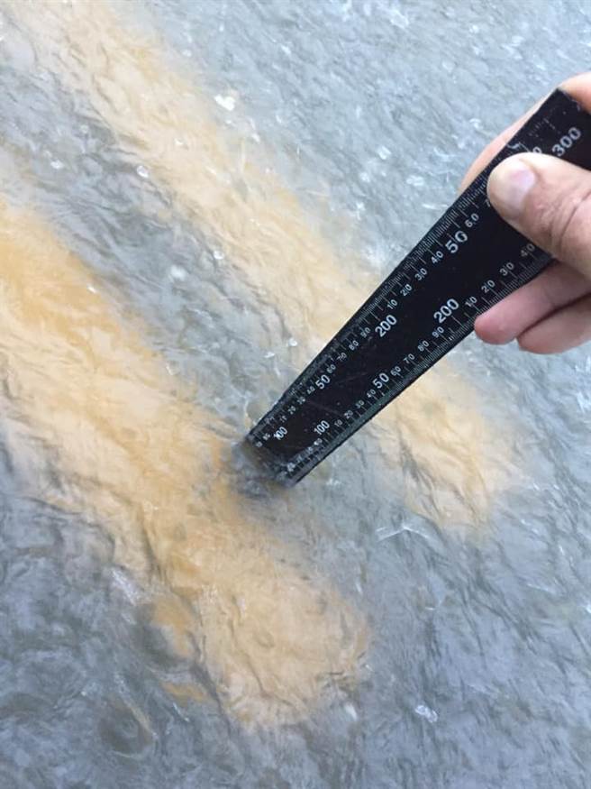 北港人还拿尺量，指出水已经淹到8公分，还在持续增加。（翻摄自 北港在地生活）