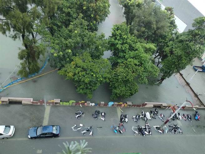 云林县北港镇雨量破200毫米，全镇有如大水池，停止上班、上课。（摘自笨港爆料公堂）