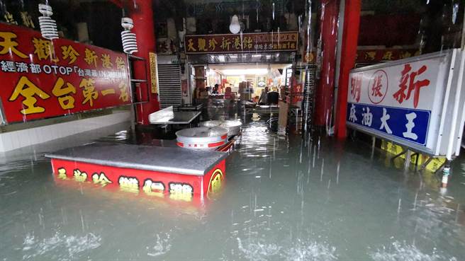 新港市区奉天宫前中山路等周边道路店家、住宅泡在水里，灾情惨重。（读者提供∕吕妍庭嘉义传真）