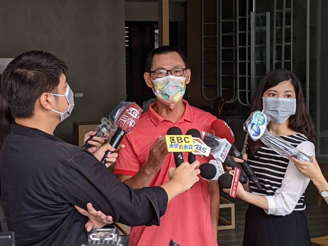 「高雄女兒」戴資穎奧運羽球女單拿下銀牌，戴爸戴楠凱（中）2日在家受訪。（曹明正攝）