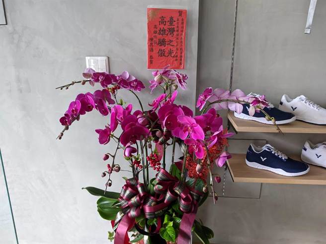 高雄巿長陳其邁派人送花祝賀戴資穎奧運拿下銀牌。（曹明正攝）