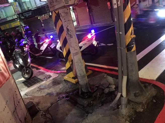 一群男子骑乘机车于爱三、仁四路口徘徊、滞留。（读者提供／陈彩玲基隆传真）