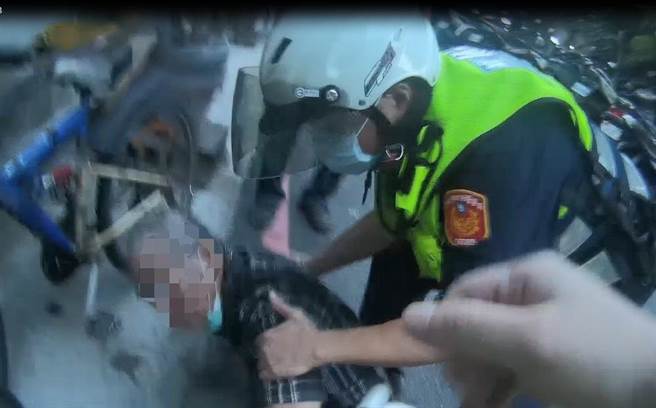 69岁叶姓男子双脚无力路倒，中和警分局协助其安全返家。（中和警分局提供）