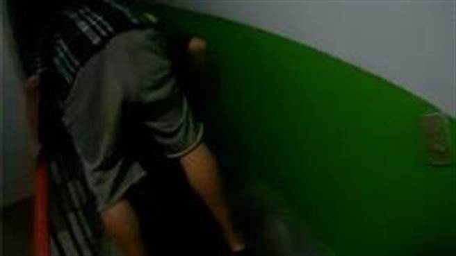 69岁叶姓男子双脚无力路倒，中和警分局协助其安全返家。（中和警分局提供）