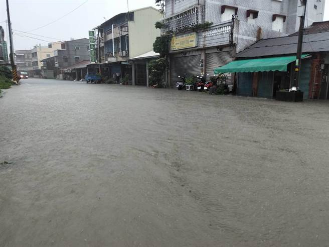 台南菁寮老街菁寮國小前道路，近中午積水已有30公分高。（讀者提供／張毓翎台南傳真）