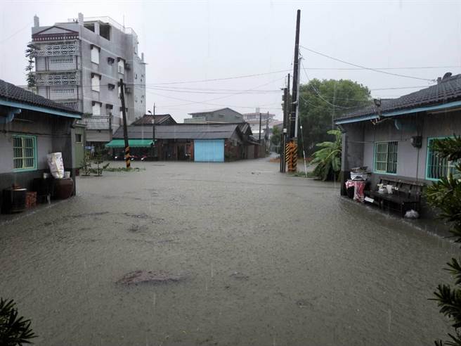 菁寮老街積水嚴重，公所人員啟動抽水站及抽水機全力運轉，目前水位已降到20公分。（讀者提供／張毓翎台南傳真）
