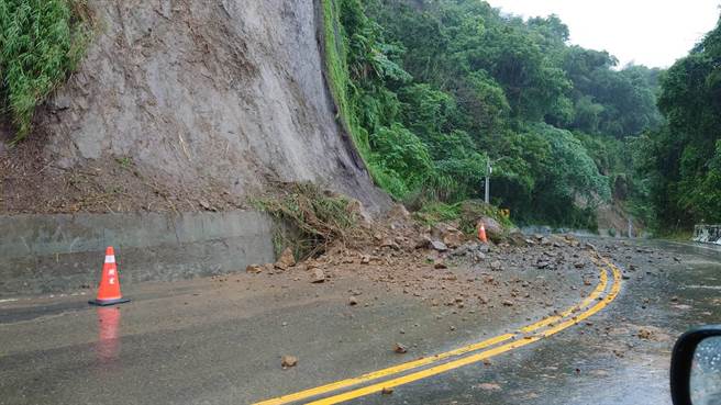 台南白河山區172乙線傳土石坍落，警方到場管制並聯絡工務單位到場排除。（讀者提供／張毓翎台南傳真）