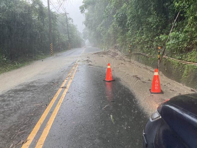 台南白河區接近中午時，當日也累積雨量破百毫米。（讀者提供／張毓翎台南傳真）