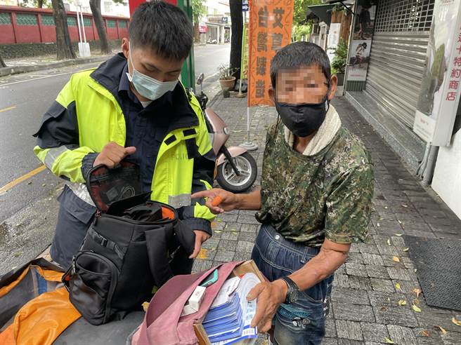 韦姓阿伯涉嫌行窃交通局职员的公务摄影器材，遭警方活逮起获赃物。（读者提供／程炳璋台南传真）