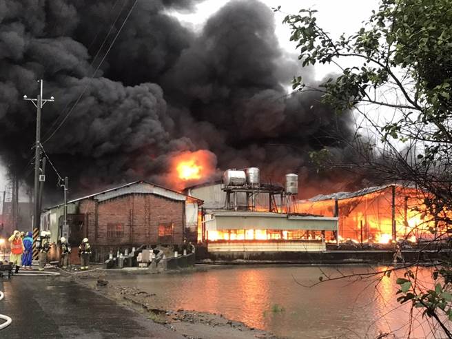 下營區一間工寮中午12點多傳出火警，因內部堆放大量塑膠物品，現場不斷竄出濃濃黑煙、火勢猛烈。（讀者提供／張毓翎台南傳真）