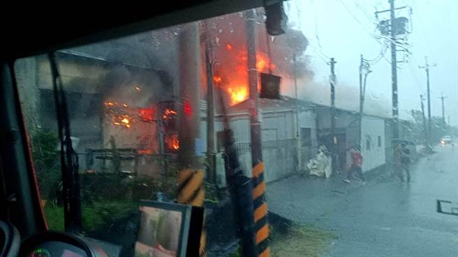 消防局出動多輛消防車前往灌救，所幸沒有人員受困。（讀者提供／張毓翎台南傳真）