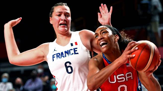 美国女篮威尔森（右）在与法国一战表现出色，助队收下胜利。（路透）