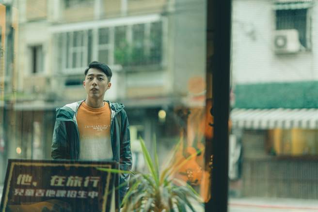 蔡凡熙在片中奋力追求大7岁郭书瑶，现实中只敢单恋姊姊不敢行动。（皮诺丘电影提供）