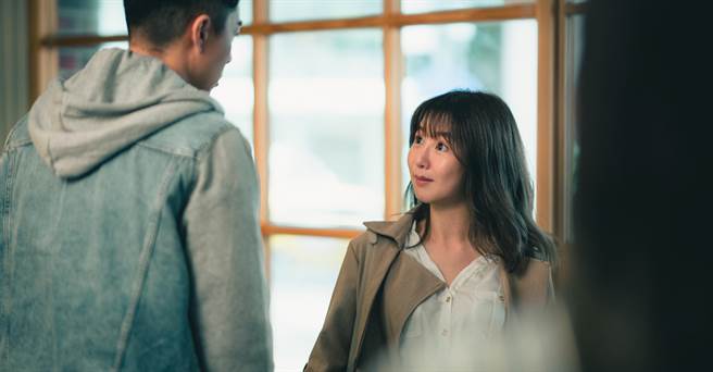 郭书瑶（右）戏里外都大方接姊弟恋。（皮诺丘电影提供）