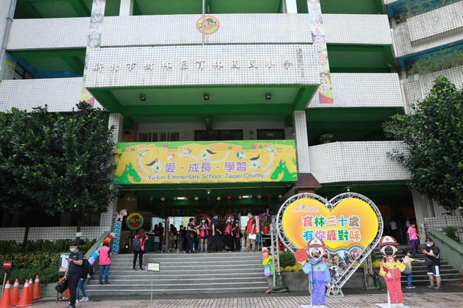 新北市树林区育林国小、国中共用校地27年，国小和国中生共用校舍、球场多年，市议员陈世荣表示，育林国中小周边近期新建大楼，多项公有建筑也正在都更，未来学生势必增多，盼市府将邻近的东升公园用地综整评估，增加校地面积。（教育局提供）