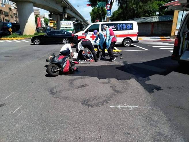 7旬老夫妻机车双载就医途中发生车祸双殒命。(翻摄照片／蔡依珍桃园传真)