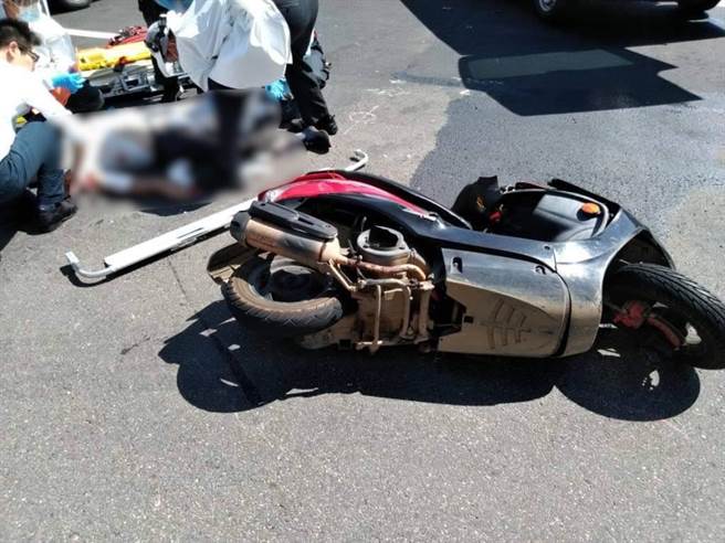 7旬老夫妻机车双载就医途中发生车祸双殒命。(翻摄照片／蔡依珍桃园传真)