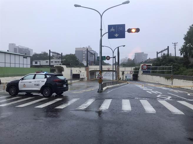 台南市东区小东路地下道2日下午再度紧急封闭。（读者提供／程炳璋台南传真）