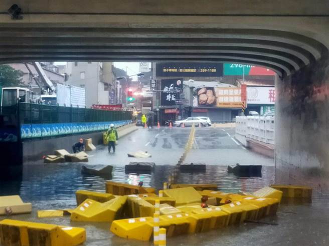 台南市2日下午东区四维地下道因积水过深封闭。（读者提供／程炳璋台南传真）
