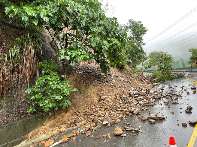 新社區台21線14.5K處今早發生嚴重坍崩。（東勢警分局提供／陳淑娥台中傳真）