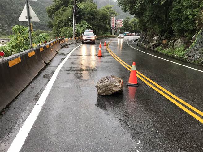 和平區台8線27K處裡冷隧道口，昨天晚上有巨石掉落路中。（和平警分局提供／陳淑娥台中傳真）