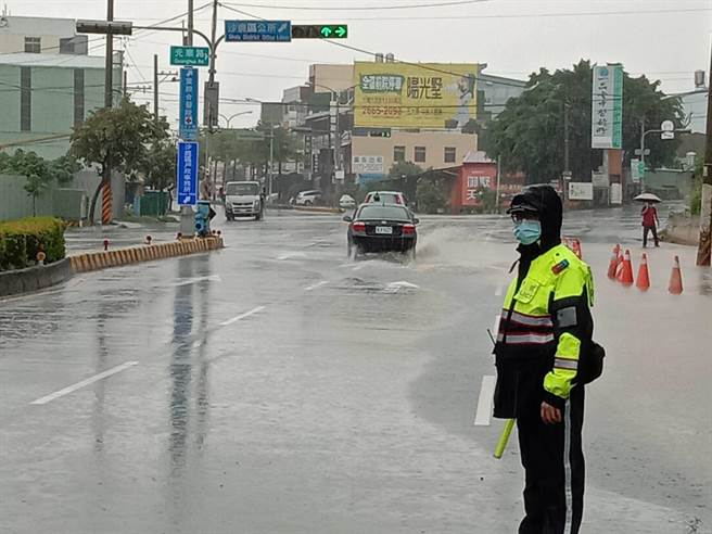 沙鹿區沙田路與光華路積水，清水警分局沙鹿所派員前往協助警戒及疏導交通。（清水警分局提供／陳淑娥台中傳真）