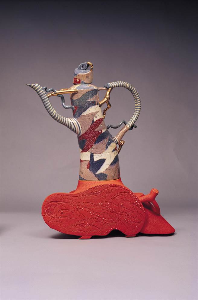 美国 Ralph Bacerra「完美先生」，以复杂手法及平面造型组合，形塑立体结构的《无名壶》。（葫芦墩文化中心提供／陈淑娥台中传真）