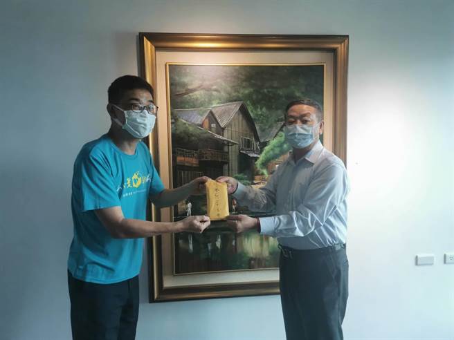 前參謀總長黃曙光（右）擔任衡山基金會終身志工外，也捐款6位數善款由衡山基金會副董事長侯永浩代表受贈。（柯宗緯翻攝）