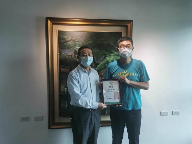 前參謀總長黃曙光（左）擔任衡山基金會終身志工外，獲頒終生志工聘書。（柯宗緯翻攝）