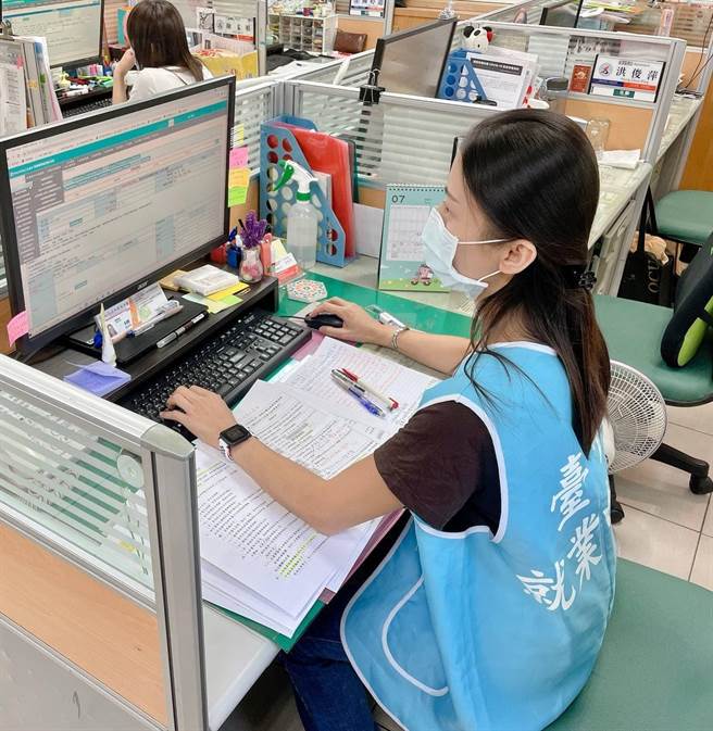 勞動部「安心即時上工計畫」，提供公部門短期就業機會，勞動力發展署中彰投分署計提供7460個職缺，上工率高達86％。（勞動力發展署中彰投分署提供／盧金足台中傳真）