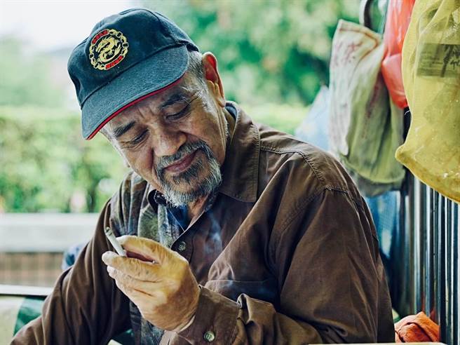 洪麟的最後遺作《最後一票》劇照成了他的人生謝幕照。（桂田文化藝術基金會提供）