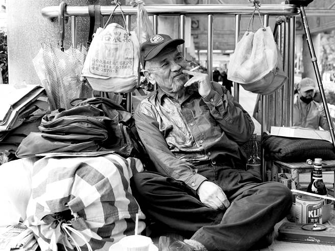 洪麟在最後遺作《最後一票》飾演街友。（桂田文化藝術基金會提供）