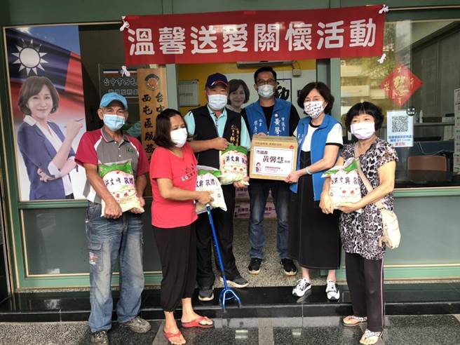 台中市議員黃馨慧偕同西屯里長2日舉辦「溫馨送暖關懷活動」，發放物資箱給生活陷入困境弱勢鄉親。（市議員黃馨慧服務處提供）