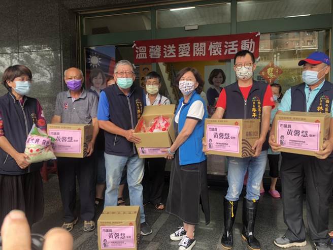 台中市議員黃馨慧偕同西屯里長2日舉辦「溫馨送暖關懷活動」，發放物資箱給生活陷入困境弱勢鄉親。（市議員黃馨慧服務處提供）