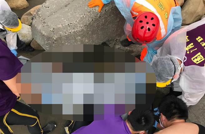 桃園大園賞鳥園區發現男浮屍警方釐清身分當中。（翻攝照片／呂筱蟬桃園傳真）