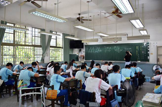 行政院推动班班有冷气，但暑期电费需家长自行负担，民代担心会增加弱势家庭负担。（本报资料照片）
