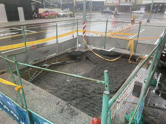 鳳山區勝利路近建國路口1日發生長寬各約4公尺的人行道下陷事件，高市府地政局接獲通報後，立即通知廠商於下陷處設置圍籬、三角錐及夜間警示燈，以防止民眾誤入。（高市府地政局提供／洪浩軒高雄傳真）