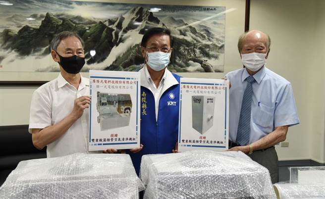 南投县长林明溱（中），代表受赠插管清净机组。（廖志晃摄）