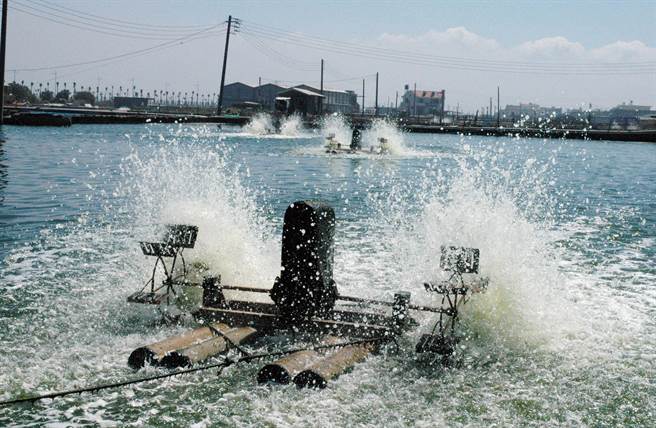 里港鄉民多從事農漁業，因疫情重創，有鄉代提案發放紓困金每人3000元，但鄉長徐國銘坦言有困難。（林和生攝）